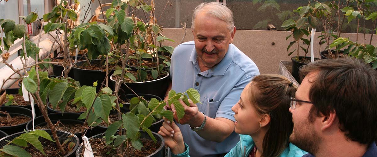 Horticultural science professor Jerry Cohen teaching in a lab.